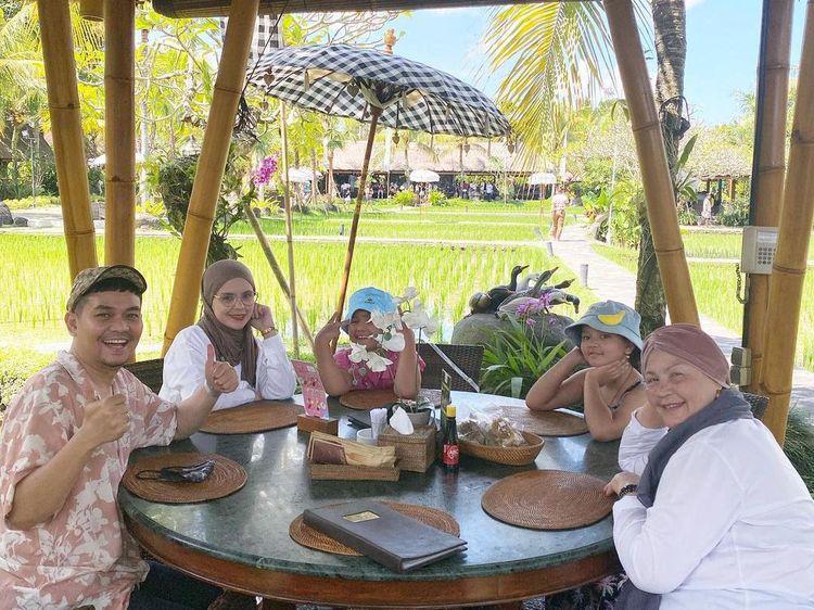 Keseruan Indra Bekti saat Kulineran bareng Keluarga di Bali