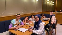 Bahkan Indra Bekti tak jarang mengajak sang ibu untuk ikut makan bersama dengan istri dan anak-anaknya. Momen ini mereka menikmati aneka roti di sebuah mall. Foto: Instagram @indrabekti