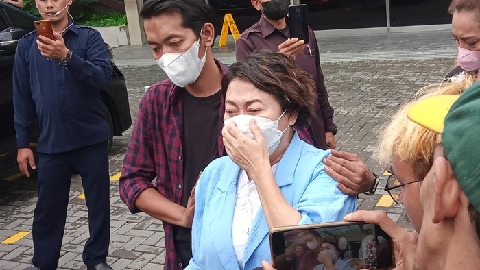 Indy Barends menangis saat mendatangi rumah sakit ketika Indra Bekti menjalani operasi.