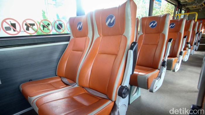 Royaltrans merupakan layanan bus dari Transjakarta dengan tarif premium. Bus ini dilengkapi sejumlah fasilitas yang membuat penumpang nyaman.