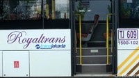 Setiap penumpang di Royaltrans sudah dipastikan bisa mendapat tempat duduk. Sebab, untuk menaiki bus Royaltrans harus memesan kursi dulu H-1.