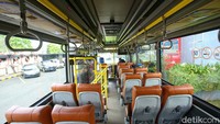 Selain itu bus ini juga dilengkapi dengan kursi yang nyaman dengan busa yang lebar dan reclining seat.