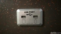 Terdapat juga USB port di setiap kursi.