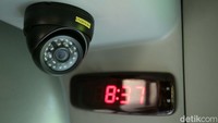 Ada 12 camera CCTV yang memantau setiap area di dalam dan di luar bus, serta bagasi barang.