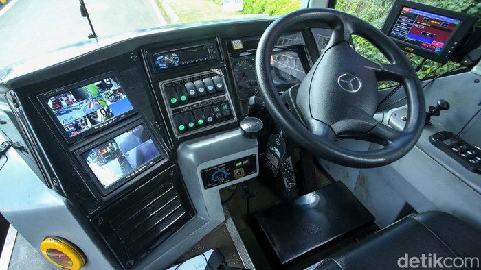 Royaltrans merupakan layanan bus dari Transjakarta dengan tarif premium. Bus ini dilengkapi sejumlah fasilitas yang membuat penumpang nyaman.
