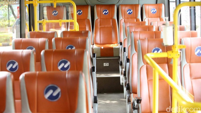 Ini Lho.. Fasilitas Nyaman Bus Royaltrans Royaltrans merupakan layanan bus dari Transjakarta dengan tarif premium. Bus ini dilengkapi sejumlah fasilitas yang membuat penumpang nyaman.