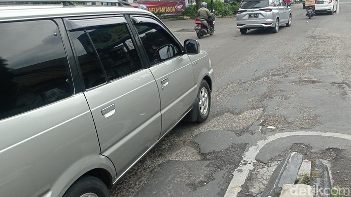 Jalan rusak di Bandung.