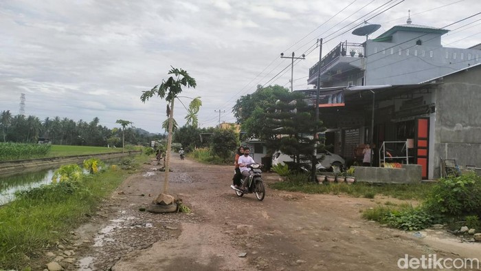 Jalan rusak di Polewali Mandar (Polman), Sulbar.