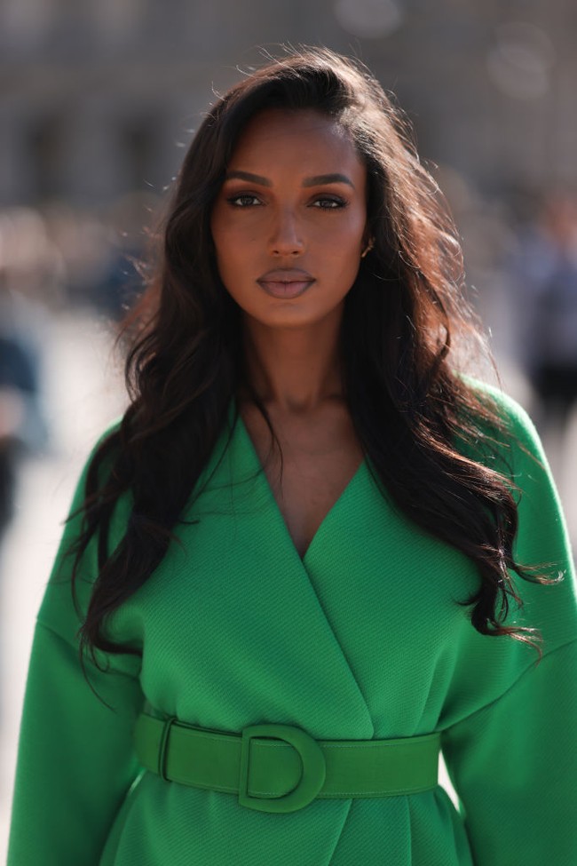 Jasmine Tookes merupakan model asal Amerika Serikat yang memulai karier di dunia modeling sejak usia 15 tahun. Foto: Getty Images/Jeremy Moeller