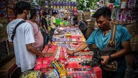 Penjualan kembang api ini diserbu warga sejak beberapa hari lalu. Bereka berburu kembang api untuk perayaan malam pergantian tahun.
