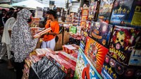 Kembang api itu dijual dengan harga bervariasi, mulai dari Rp 5.000 hingga Rp 5 juta.