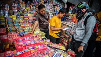Para pedagang menjual kembang api beragam ukuran di Pasar Asemka, Jakarta.