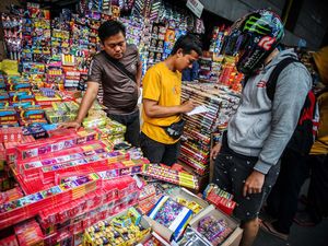 Jelang Tahun Baru, Pedagang Kembang Api Mulai Menjamur