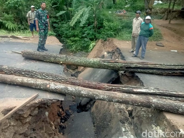 jembatan penghubung alternatif trenggalek-ponorogo putus
