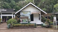 Keberadaan Kampung Pulo di Garut ini, tak terlepas dari adanya sejarah tokoh Arif Muhammad, seorang panglima perang Kerajaan Mataram yang sangat dipercayai masyarakat sekitar. Meskipun sudah ada sebelum Arif Muhammad datang ke tempat tersebut, Kampung Pulo dipercaya masyarakat mulai terkenal setelah beliau menginjakan kaki di sana. Tak seperti perkampungan masyarakat adat yang lain. Uniknya, Kampung Pulo hanya memiliki 7 bangunan saja. Terdiri dari 6 rumah, serta satu mushola. Hal tersebut, kata Umar, merepresentasikan keturunan Arif Muhammad, yang memiliki 6 putri, serta seorang anak lelaki.