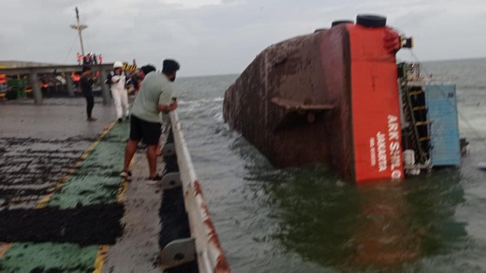Kapal Crane ARK Sihloh tenggelam karena cuaca buruk. (Foto: Istimewa)