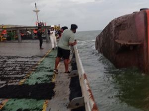 Kapal Crane ARK Sihloh Karam di Perairan Banyuasin Akibat Cuaca Buruk