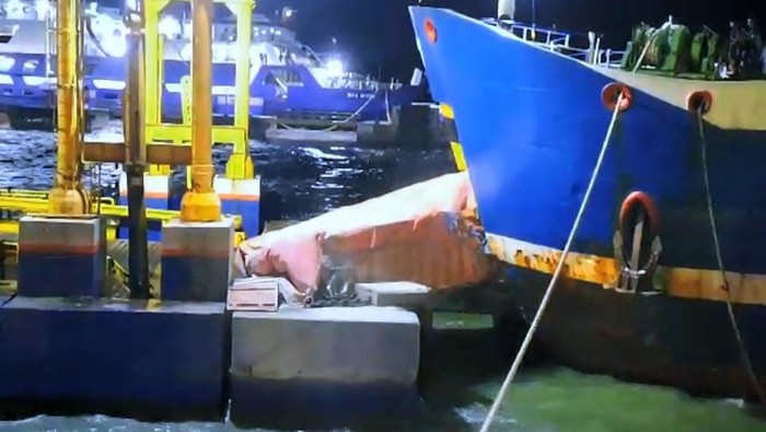 Kapal di Pelabuhan Merak, Banten