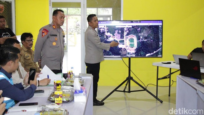 Kapolres Parepare, AKBP Andiko Wicaksono memaparkan kondisi terkini Stadion Gelora BJ Habibie kepada tim asesmen Mabes Polri.