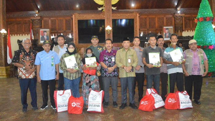 Warga Karimunjawa yang tertahan di Jepara menerima bantuan dari pemkab, Rabu (28/12/2022).