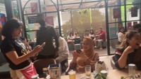 Seorang pelayan memberikan tip kepada Kartika Putri. Ia pun memberikan sejumlah uang untuk sang pelayan. Foto: YouTube Kartika Putri Official