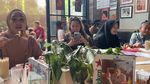 10 Potret Kartika Putri Makan di Karens Diner dan Dijuteki Pelayan