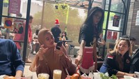 Saat meminta saus untuk menyantap burger, seorang pelayan menambahkannya secara acak di bagian atas burger. Kartika juga tampak merekamnya di ponsel. Foto: YouTube Kartika Putri Official