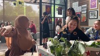 Kartika tertawa bersama teman-temannya ketika memesan tambahan burger karena dijuteki oleh sang pelayan. Begini momennya! Foto: YouTube Kartika Putri Official
