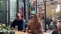 Kartika Putri juga penasaran dengan Karens Diner. Ia mengajak sang suami dan teman-temannya untuk bersantap di restoran yang pelayannya terkenal galak itu. Foto: YouTube Kartika Putri Official