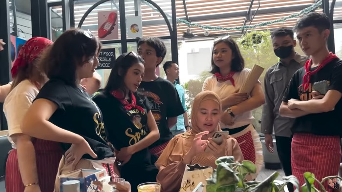 Kartika Putri Kartika Putri ke Karen's Diner