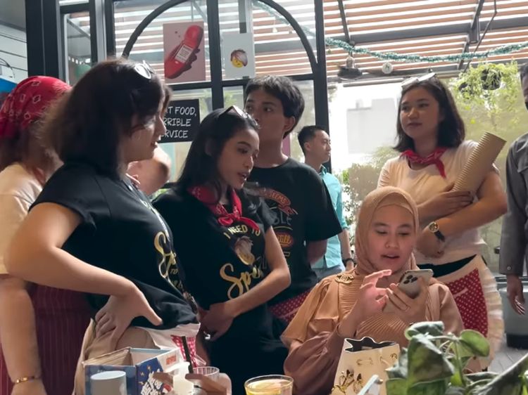 10 Potret Kartika Putri Makan di Karens Diner dan Dijuteki Pelayan