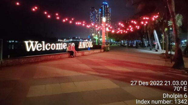 Kawasan Ancol tak ada gelombang tinggi pada pukul 21.00 WIB, Selasa (27/12/2022) malam.