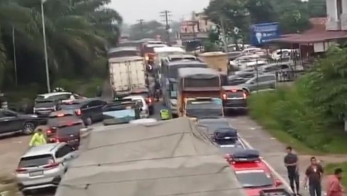 Kemacetan di Jalinsum Labuhanbatu disebabkan adanya banjir Kemacetan di Jalinsum Labuhanbatu disebabkan adanya banjir