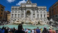 Rome menempati peringkat keenam dengan warisan sejarah yang tak tertandingi. Kota Abadi ini terus menemukan artefak baru dari masa Romawi, menambah lapisan cerita di balik bangunan bersejarah seperti Colosseum dan Pantheon. Kehidupan modernnya pun kaya dengan restoran baru dan hotel mewah yang menyatu dengan landmark klasiknya. (Mustafa Yalcin/Anadolu Agency/Getty Images)