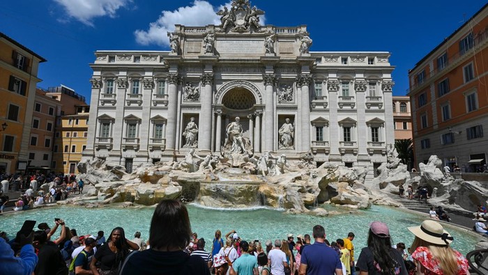 Kemegahan Fontana di Trevi, Air Mancur Lancar Jodoh di Italia ROME, ITALY - SEPTEMBER 2: Tourists gather in front of the Trevi Fountain in Rome, Italy on September 2, 2022. (Photo by Mustafa Yalcin/Anadolu Agency via Getty Images)