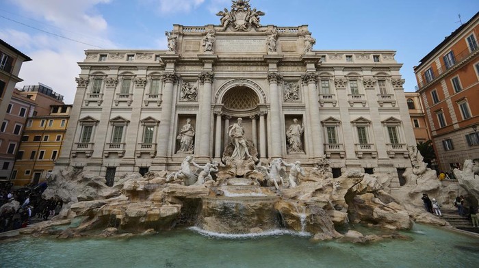 Kemegahan Fontana di Trevi, Air Mancur Lancar Jodoh di Italia ROME, ITALY - DECEMBER 27: A view of the Fontana di Trevi in the historic center of Rome on December 27, 2022 in Rome, Italy. (Photo by Emmanuele Ciancaglini/Ciancaphoto Studio/Getty Images)