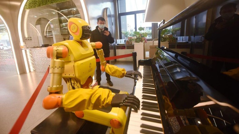 Robot humanoid ini dapat memainkan alat musik piano disebuah restoran. Nih lihat fotonya.