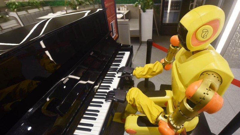 Robot humanoid ini dapat memainkan alat musik piano disebuah restoran. Nih lihat fotonya.