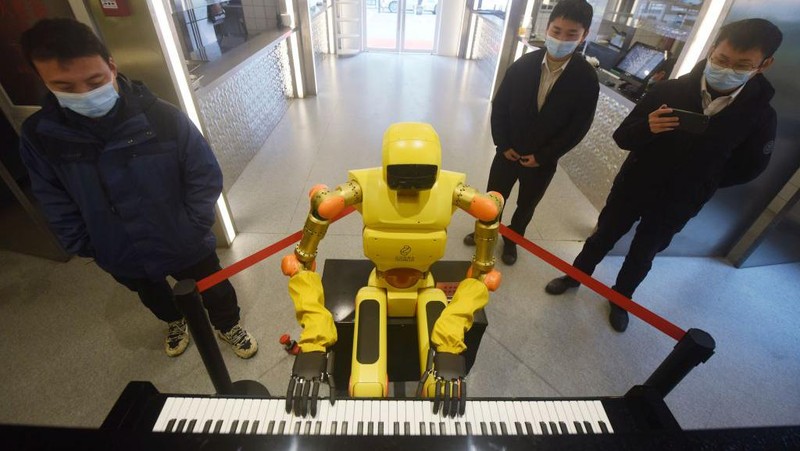 Robot humanoid ini dapat memainkan alat musik piano disebuah restoran. Nih lihat fotonya.