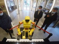Keren! Banget! Robot Ini Bisa Main Piano