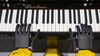 Jari-jarinya menekan tuts piano dengan lancar.