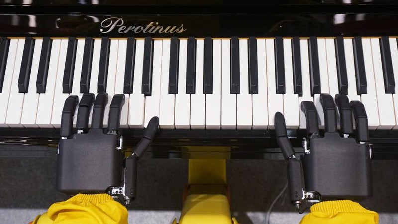 Robot humanoid ini dapat memainkan alat musik piano disebuah restoran. Nih lihat fotonya.