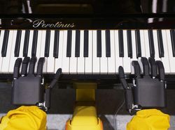 Keren! Banget! Robot Ini Bisa Main Piano