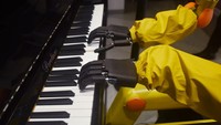 Robot humanoid ini dapat memainkan alat musik piano disebuah restoran. Nih lihat fotonya.