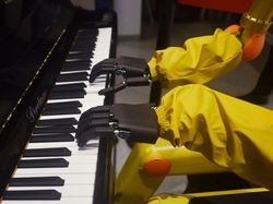 Keren! Banget! Robot Ini Bisa Main Piano