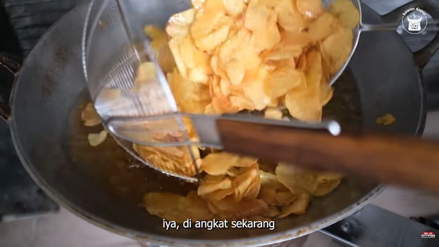 Kisah sukses mantan pegawai BUMN jualan keripik kentang dengan modal Rp 300 ribu