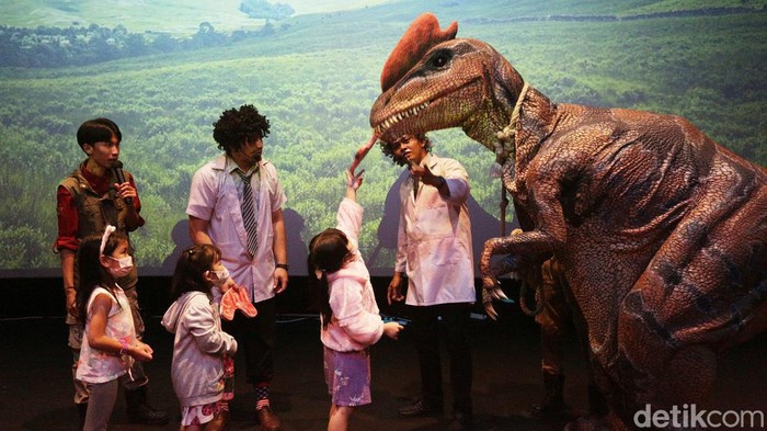 Warga melihat parade “World Of Imagination” saat berwisata di Trans Studi Cibubur, Jawa Barat, Rabu (28/12/2022).