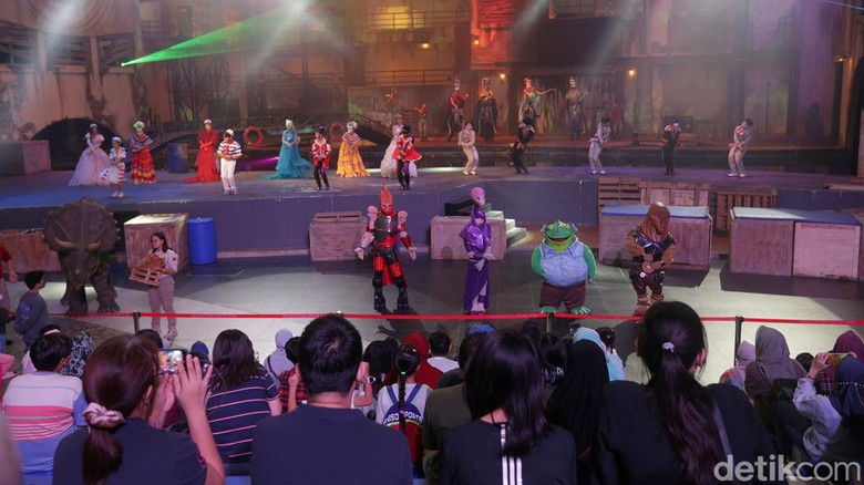 Keseruan Liburan Akhir Tahun Di Trans Studio Cibubur Warga melihat parade “World Of Imagination” saat berwisata di Trans Studi Cibubur, Jawa Barat, Rabu (28/12/2022).