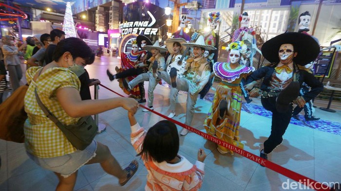 Warga melihat parade “World Of Imagination” saat berwisata di Trans Studi Cibubur, Jawa Barat, Rabu (28/12/2022).