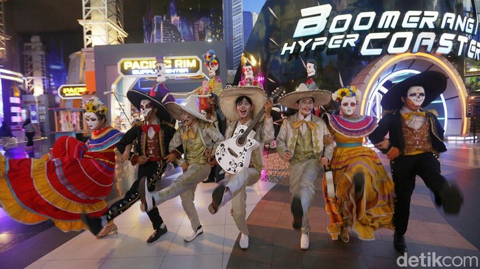 Keseruan Liburan Akhir Tahun Di Trans Studio Cibubur Warga melihat parade βWorld Of Imaginationβ saat berwisata di Trans Studi Cibubur, Jawa Barat, Rabu (28/12/2022).